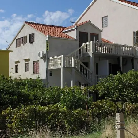 Studio Komiza 8926b
